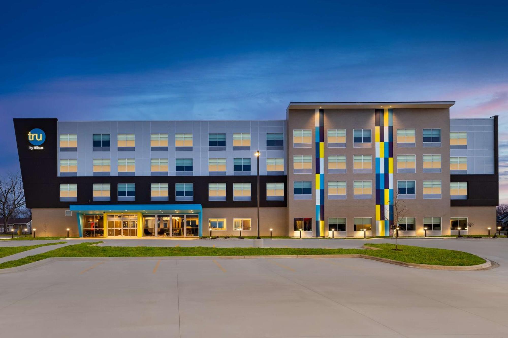 Tru By Hilton Oshkosh Hotel Exterior photo